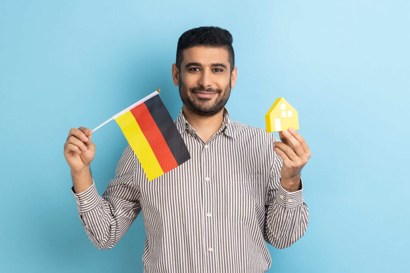 Ein Einwanderer mit der deutschen Fahne (Symbolbild): Wie steht's wirklich um die Integration?