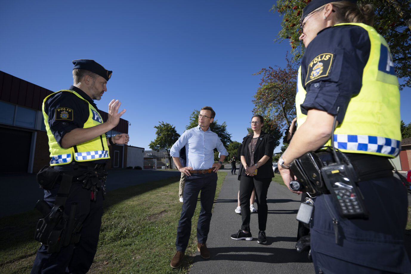 Schwedens Premierminister Ulf Kristersson und seine Innenministerin Maria Malmer Stenegard in Umgebung der Polizei: Bei Asyl setzen sie auf Härte (Themenbild)