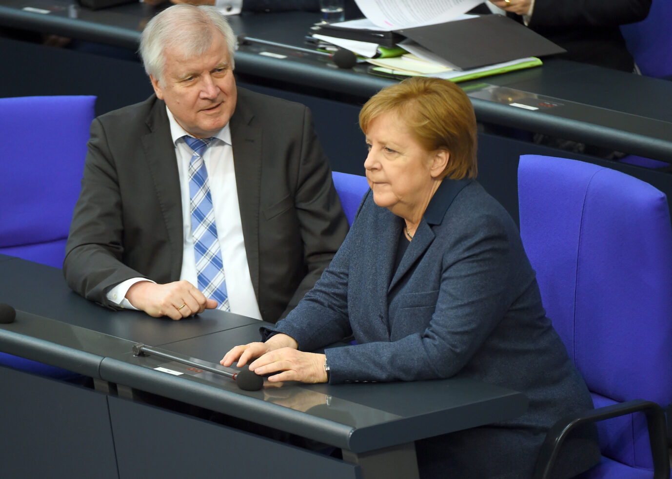 Horst Seehofer und Angela Merkel im Jahr 2020 auf der Regierungsbank im Reichstag.