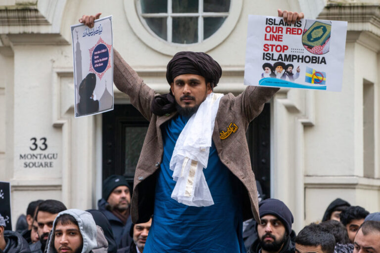 January 28, 2023, London, England, United Kingdom: Muslim protesters stage demonstration outside London embassy of Sweden after danish origin right wing man burns Quran outside Turkish embassy in Sweden. (Credit Image: Â© Tayfun Salci/ZUMA Press Wire. Islamismus greift um sich.