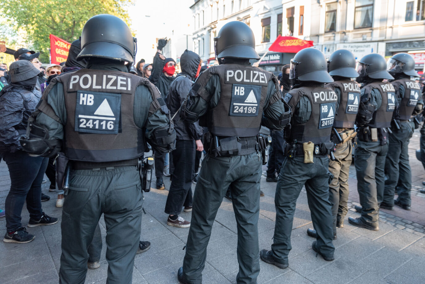 Im Bild: Polizisten stehen nach dem aufloesen der Demo einer großen Menschenmenge gegenueber. Anlaesslich der Urteilsverkündung gegen Lina E. und drei weitere Angeklagte vor dem Oberlandesgericht Dresden, hatten Linke Gruppen zu einer unangemeldeten Spontandemonstrationen in Bremen aufgerufen. Nach Angriffen auf Polizeiautos versuchte die Polizei die Demo gewaltsam aufzuloesen. GER, Auseinandersetzung bei einer Solidaritaetsdemo mit Lina E. zwischen Polizei und Demonstranten in Bremen. Die Antifa ist in der Hansestadt sehr präsent.