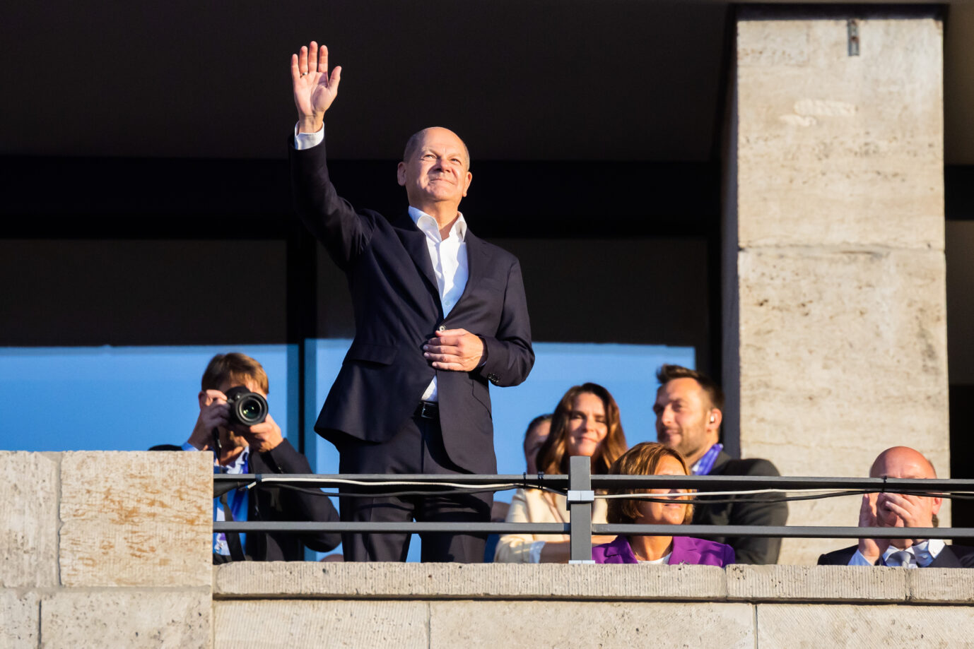 Alter und neuer Kanzler? Olaf Scholz winkt von der Ehrentribüne des Berliner Olympiastadions.