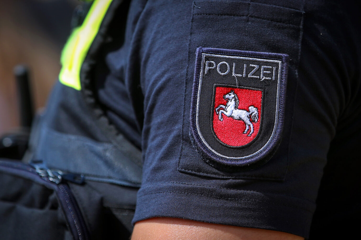 29.07.2023, Bad Harzburg, Polizist mit Warnweste und Logo des Bundesland Niedersachsen im Einsatz. Wurde ein Vergewaltigungs-Fall von der Polizei verheimlicht, weil der Täter Syrer ist?