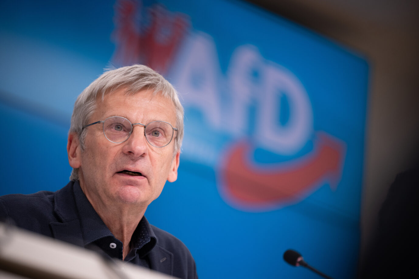 Hans-Christoph Berndt, Fraktionsvorsitzender der AfD-Fraktion und Spitzenkandidat für die Landtagswahl in Brandenburg 2024, spricht während einer Pressekonferenz nach einer Fraktionssitzung der AfD im Landtag Brandenburg. Foto: picture alliance/dpa, Sebastian Christoph Gollnow