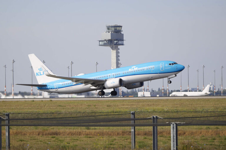 Ein balu-weißes Flugzeug reckt zum Start seinen vorderen Teil in die Luft – auf dem Berliner Flughafen. Möglicherweise führt es gerade eine Abschiebung durch?