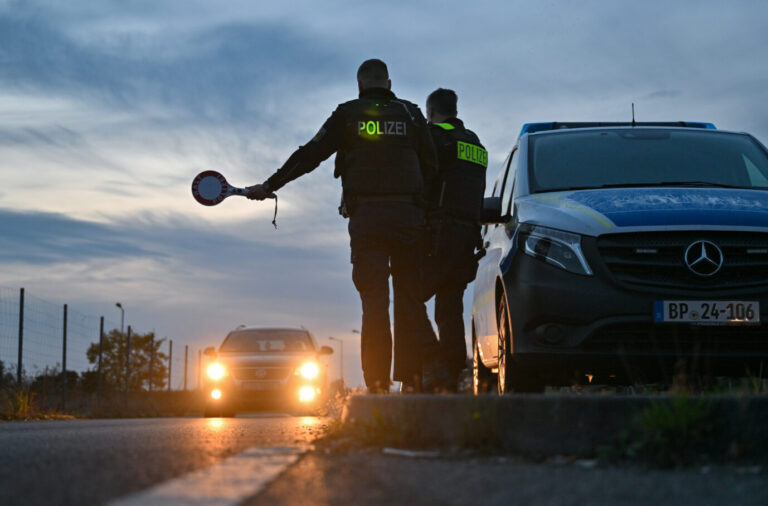 Zurückweisungen und sogar die komplette Grenzschließung (hier ein Bild aus Forst/Brandenburg) fordern eine überwältigende Mehrheit der Deutschen.