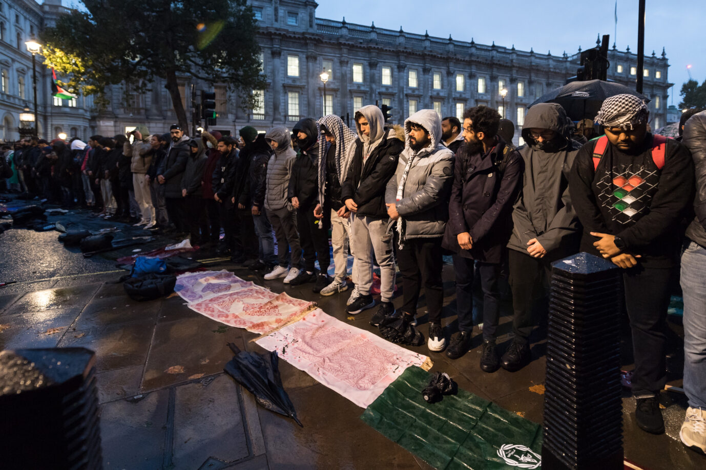 Muslime beten in London mitten auf der Straße. Solche Szenen passieren überall in Europa