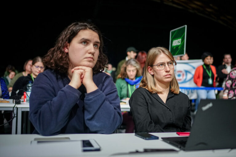 Die Vorsitzenden der Grünen Jugend, Katharina Stolla (links) und Svenja Appuhn, beim Bundesparteitag der Grünen im vergangenen November.