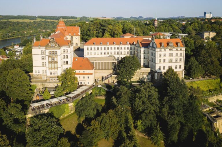 Die Flüchtlings-Ausstellung sollte zunächst im in der Festung Sonnenstein untergebrachten Landratsamt Sächsische Schweiz-Osterzgebirge präsentiert werden.