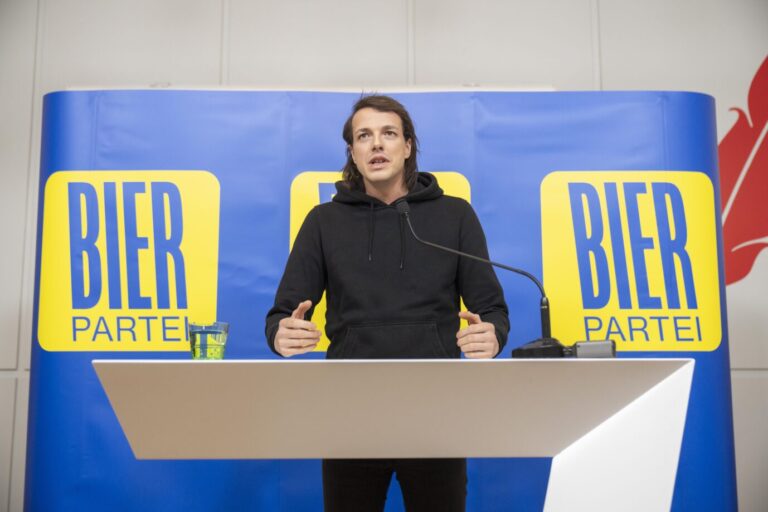 Marco Pogo will mit seiner "Bierpartei" Österreichs Politik aufmischen.