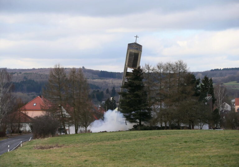 Ein Betonturm der evangelischen Kirchengemeinde Dörrenbach wird gesprengt (Themenbild/Symbolbild)