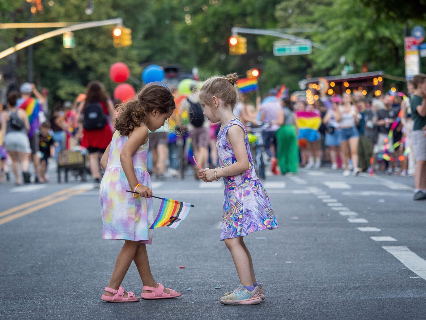 Das Bild zeigt zwei kleine Mädchen, eines davon mit Regenbogenfahne. Das Trans-Thema erreicht nun die Schulen in München.