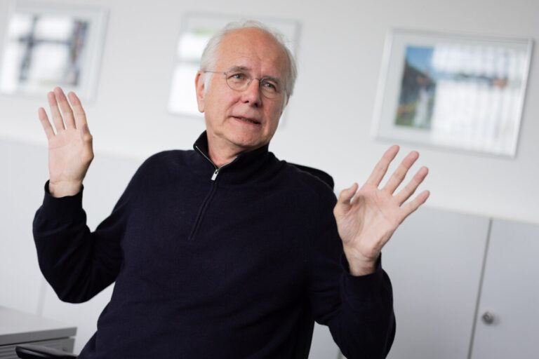 Harald Schmidt, Entertainer, spricht bei einem dpa Interview im dpa-Büro.