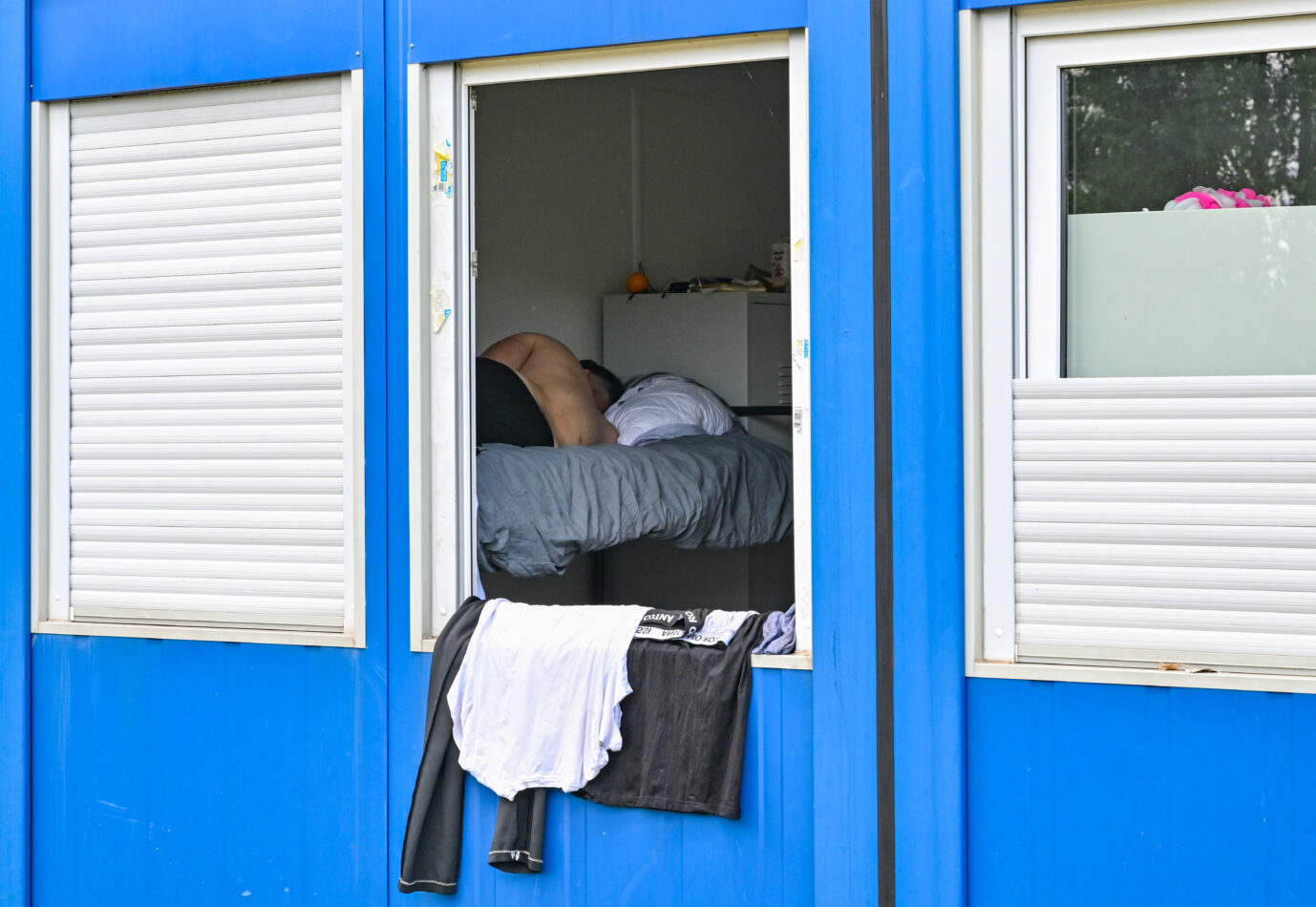 Migrant schläft in einer Containerwohnung (Symbolbild): Im Landkreis München soll eine solche Unterkunft Platz für 192 Ukrainer bieten