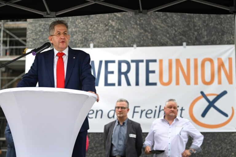 Werte-Union-Chef Hans-Georg Maaßen spricht bei einer Wahlkampfkundgebung vor dem Karl-Marx-Denkmal in Chemnitz.