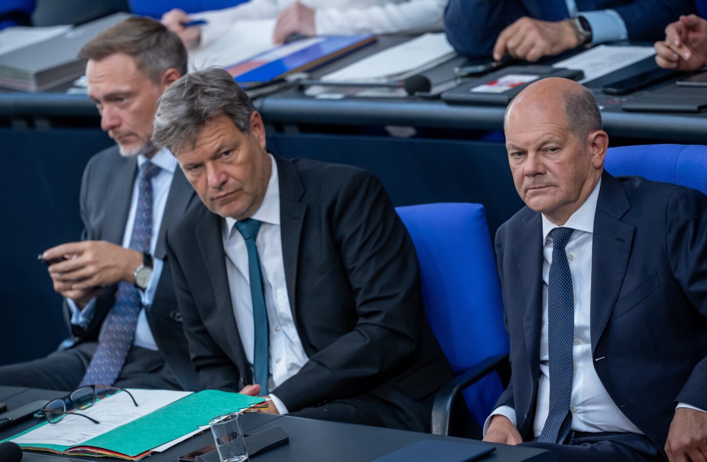 Bundeskanzler Olaf Scholz (r, SPD) verfolgt neben Robert Habeck (M, Bündnis 90/Die Grünen), Bundesminister für Wirtschaft und Klimaschutz, und Christian Lindner (FDP), Bundesminister der Finanzen, die Debatte nach einer Regierungserklärung zu den Gipfeltreffen von EU und NATO im Bundestag. Die Deutschen sind sehr unzufrieden mit der Ampel.