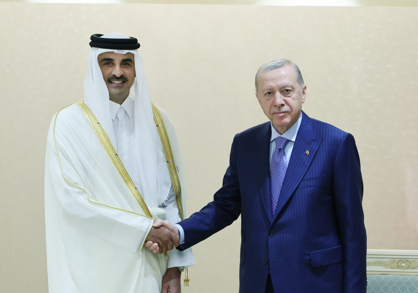 Der Emir von Katar, Tamim bin Hamad Al Thani trägt ein traditionelles weißes arabisches Gewand und schüttelt die Hand des türkischen Präsidenten Recep Tayyip Erdoğan. Islamismus finden vermutlich beide ziemlich geil