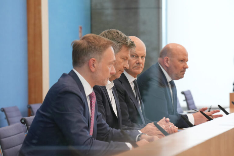 Das Bild zeigt von links nach rechts den Finanzminister Christian Lindner gemeinsam mit dem Wirtschaftsminister Robert Habeck und dem Bundeskanzler Olaf Scholz bei der Vorstellung des Bundeshaushalt 2025 in der Bundespressekonferenz. Die Ampel ist aktuell nicht beliebt.