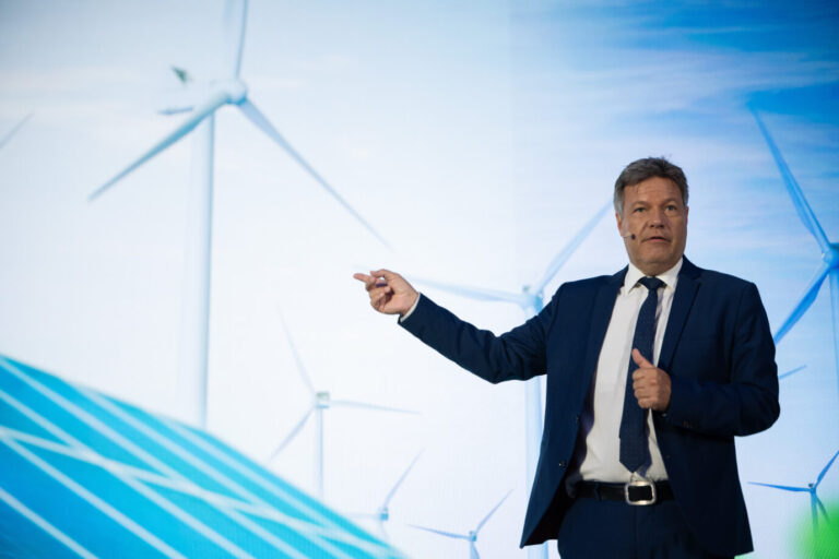 Wirtschaftsminister Robert Habeck (Grüne) deutet mit seinem Finger auf ein Windrad und macht ein etwas merkwürdiges Gesicht – 2024 ist bislang mehr Strom aus Windkraft entstanden als zuvor – Deutschland mußte aber auch mehr importieren