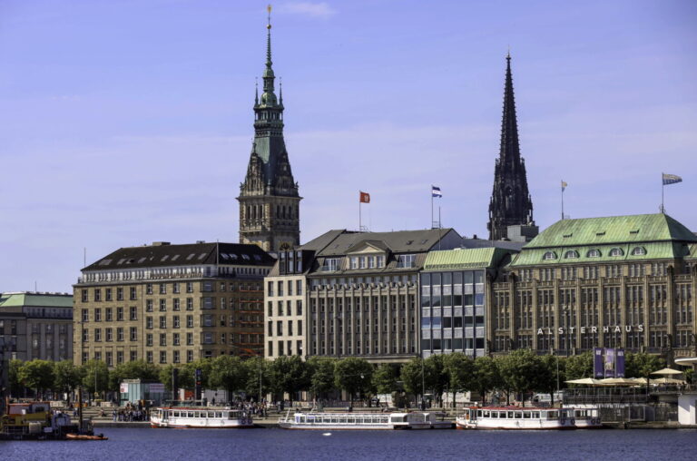 Jungfernstieg und Rathaus in Hamburg (Symbolbild)