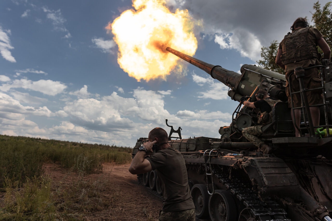 Das Bild zeigt Artilleriefeuer der ukrainischen Armee. Die Ukraine könnte den Krieg verlieren.