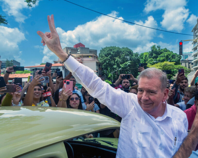 Historisch: Gemeinsam beschließen die EU-Fraktionen rechts der Mitte eine Resolution in Unterstützung der freiheitlichen Opposition in Venezuela. Ihr Kandidat González sei der legitime Präsident. Die Wahl des sozialistischen Langzeit-Präsidenten Maduro erkennen sie ab. Oppositionskandidat Edmundo Gonzalez Urrutia bei der Ankunft in seinem Wahllokal. Tag der Präsidentschaftswahlen in Venezuela, wo der derzeitige Präsident Nicolas Maduro und der Oppositionskandidat Edmundo Gonzalez Urrutia. Venezuelas Oppositionskandidat Edmundo Gonzalez Urrutia am Wahltag: Das EU-Parlament erklärt ihn zum Präsidenten Foto: picture alliance / ZUMAPRESS.com | Jimmy Villalta