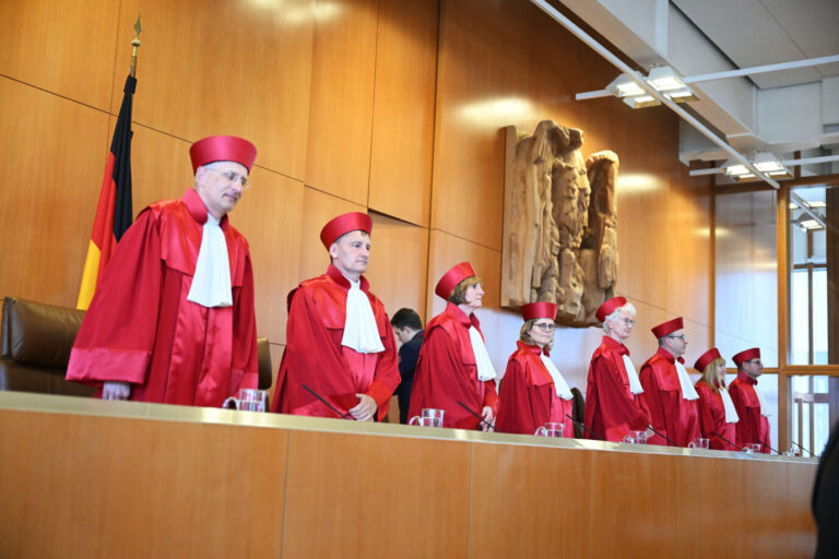 Der Zweite Senat des Bundesverfassungsgerichts,(l-r), Holger Wöckel, Thomas Offenloch, Christine Langenfeld, Astrid Wallrabenstein, Doris König (Vorsitzende), Ulrich Maidowski, Rhona Fetzer und Peter Frank, verkündet das Urteil über die Wahlrechtsreform der Ampel-Koalition. Laut dem Urteil ist das Bundeswahlgesetz 2023 überwiegend verfassungsgemäß – allein die fünf Prozent -Sperrklausel ist derzeit verfassungswidrig, gilt aber mit bestimmten Maßgaben fort. Nun wurde eine AfD-Klage verhandelt