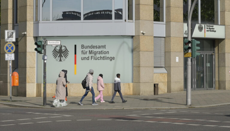 Personen mit Migrationshintergrund laufen am Bundesamt für Migration und Flüchtlinge vorbei (Symbolbild): Die Zahl der in Deutschland lebenden Asylbewerber steigt