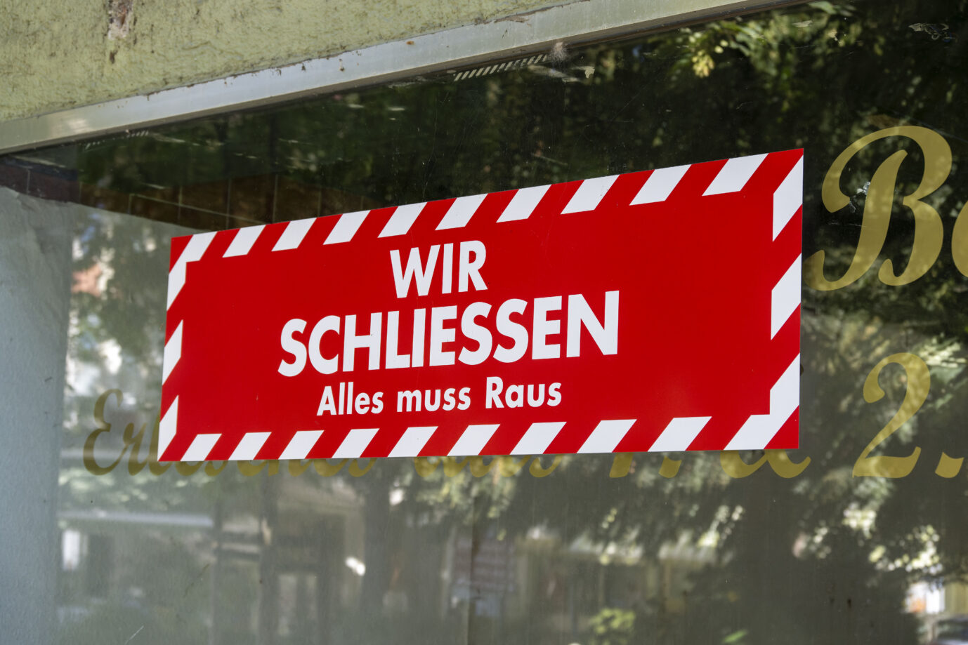 07.08.2024, Bad Woerishofen im Unterallgaeu. WIR SCHLIESSEN, alles muss Raus - steht an dem Schaufenster eines Ladens. Die Firmeninsolvenzen nehmen stark zu.