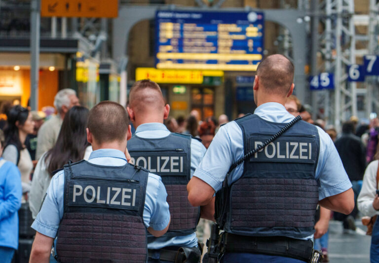 Uniformierte Polizisten patrouillieren am Frankfurter Hauptbahnhof (Symbolbild). Möglicherweise müssen sie bald schon wieder Straftaten von Ausländern registrieren