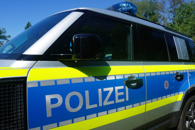 Fritzlar, Deutschland 26. Mai 2024: Im Bild: Ein Einsatzfahrzeug der Polizei mit Blaulicht, Schriftzug und Landeswappen. Amokfahrt in Darmstadt