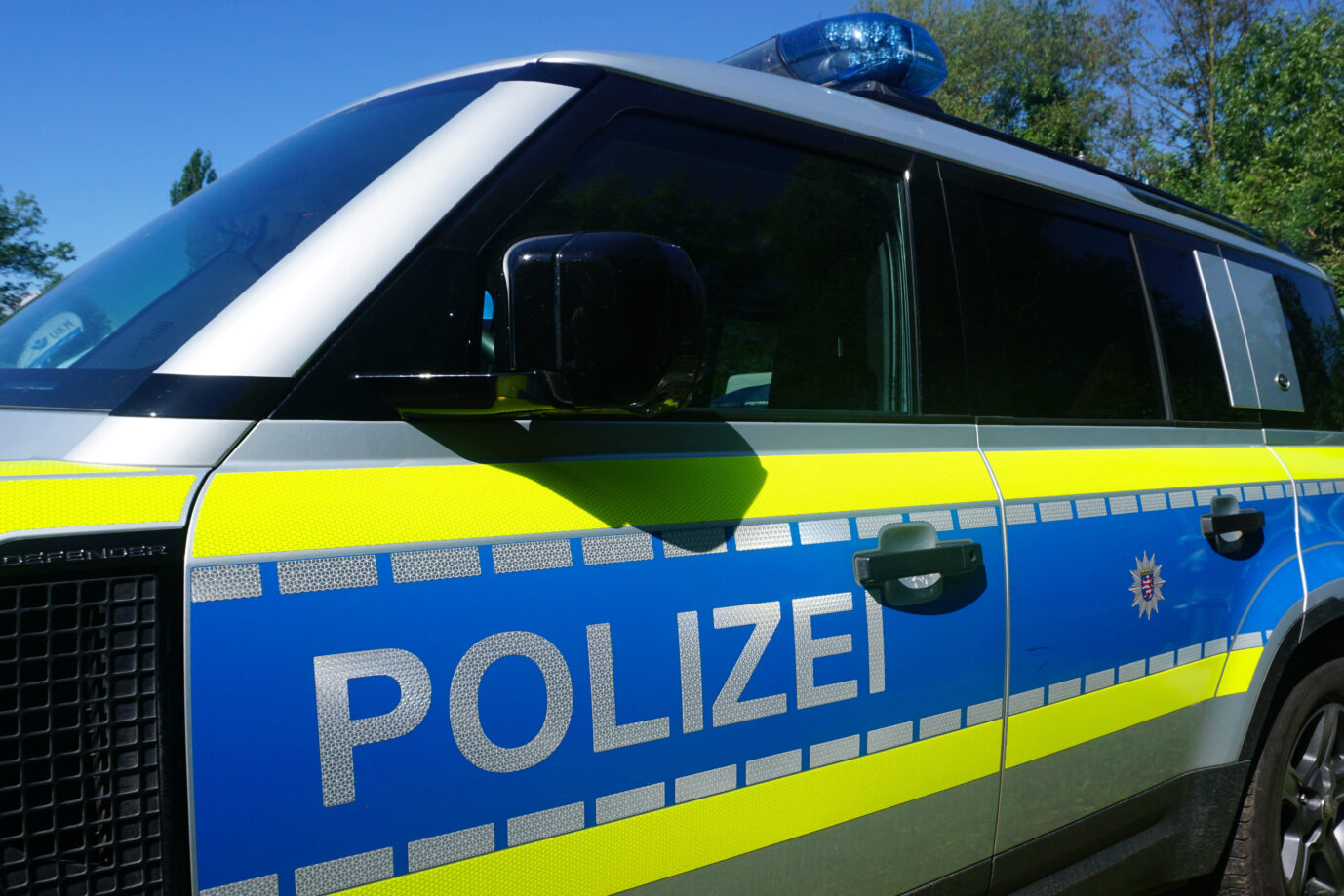 Fritzlar, Deutschland 26. Mai 2024: Im Bild: Ein Einsatzfahrzeug der Polizei mit Blaulicht, Schriftzug und Landeswappen. Amokfahrt in Darmstadt