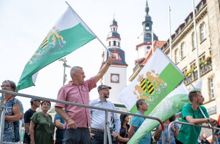 Demonstration der Partei „Freie Sachsen“ gegen eine SPD-Kundgebung in Chemnitz. In der Mitte ohne Fahne: Vorsitzender Martin Kohlmann.