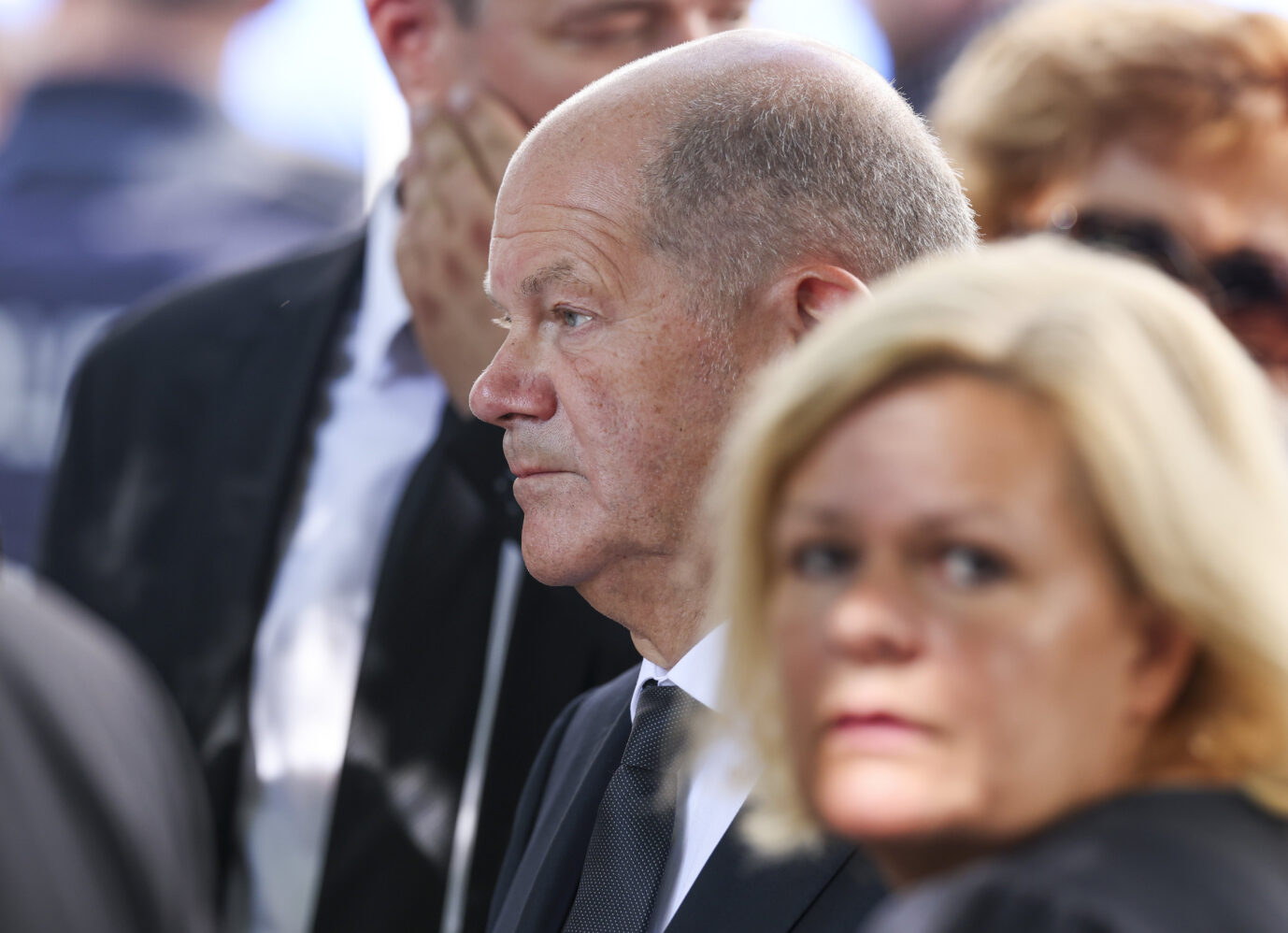 Bundeskanzler Olaf Scholz (SPD) und Bundesinnenministerin Nancy Faeser (SPD) gedenken der Opfer des islamistischen Attentats in Solingen: Der Opposition reichen ihre asylpolitischen Verschärfungen nicht aus (Themenbild)