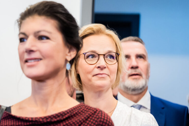 Sahra Wagenknecht mit den Thüringer BSW-Vorsitzenden Katja Wolf und Steffen Schütz.