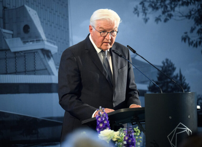 Bundespräsident Frank-Walter Steinmeier spricht beim Festakt anlässlich des zehnjährigen Bestehens des Gedenk- und Informationsortes für die Opfer der nationalsozialistischen «Euthanasie»-Morde im Hauptfoyer der Philharmonie.