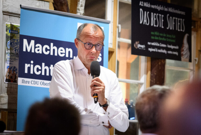 Das achte Gebot untersagt das Lügen. Dennoch neigt Christdemokrat Merz dazu. Der Begriff „Brandmauer“ sei dem CDU-Parteichef fremd und aufgezwungen worden. Friedrich Merz, Vorsitzender der CDU, spricht bei der Wahlkampfveranstaltung „Kremmer Gespräch“ der CDU zur Brandenburger Landtagswahl auf dem Spargelhof Kremmen. Die Wahl zum 8. Landtag von Brandenburg findet am 22.09.2024 statt. CDU-Chef Friedrich Merz beim Wahlkampf in Brandenburg: Mit dem Wort „Brandmauer“ will er nichts zu tun gehabt haben Foto: picture alliance/dpa | Bernd von Jutrczenka