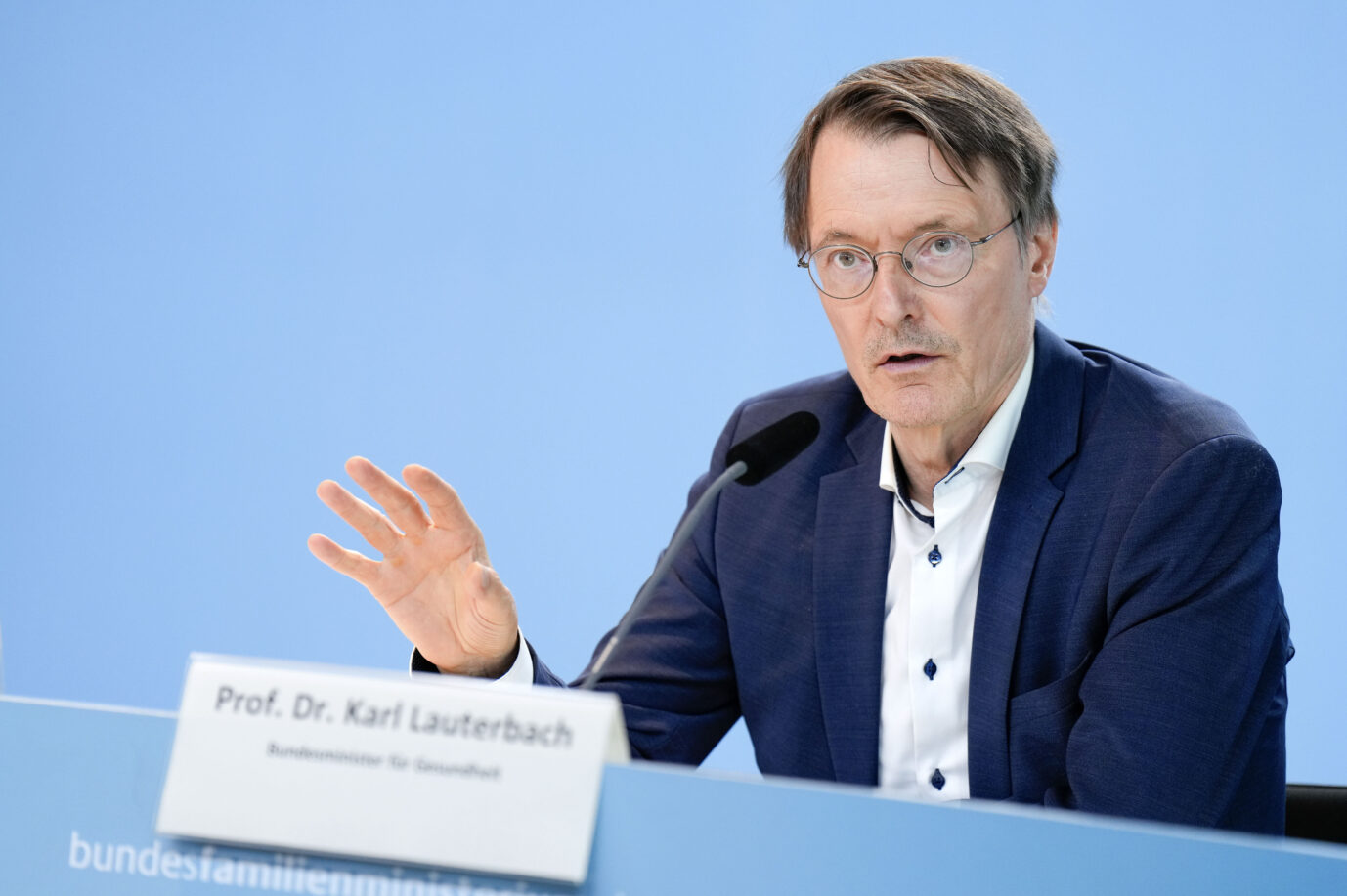 Karl Lauterbach bei der Pressekonferenz zur Einführung einer bundesweit einheitlichen 18-monatigen Ausbildung zur Pflegeassistenz (Pflegefachassistenzeinführungsgesetz) im Bundesfamilienministerium. Die Bundesregierung plant eine neue Behörde.