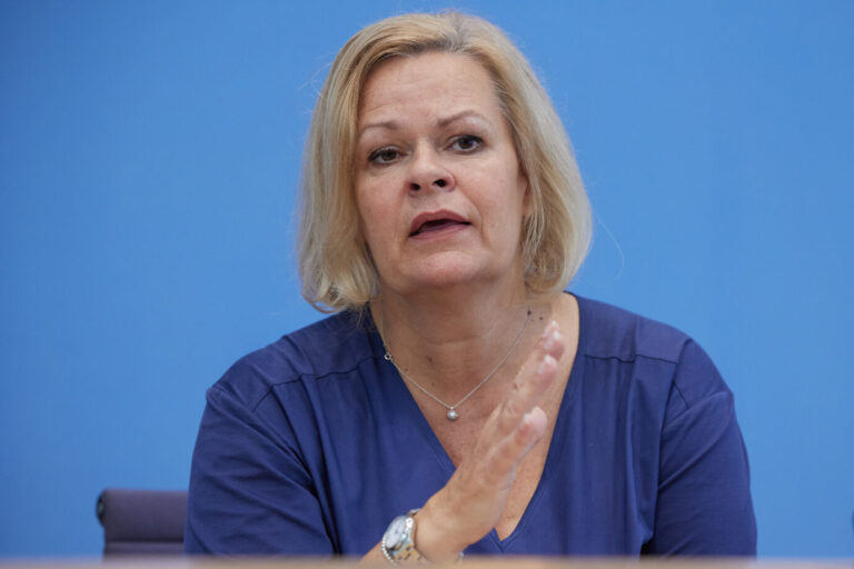 Nancy Faeser (SPD), Bundesinnenministerin, stellt das Bundeslagebild zur Organisierten Kriminalität 2023 im Haus der Bundespressekonferenz vor.