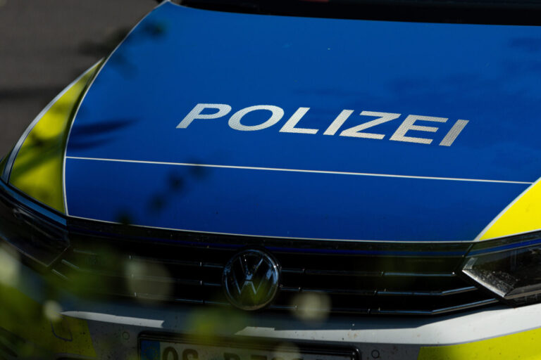 Die Motorhaube eines Einsatzfahrzeugs der deutschen Polizei (Symbolbild). In Thüringen mußten Polizisten eine selbstgebastelte Bombe von einem Supermarkt holen