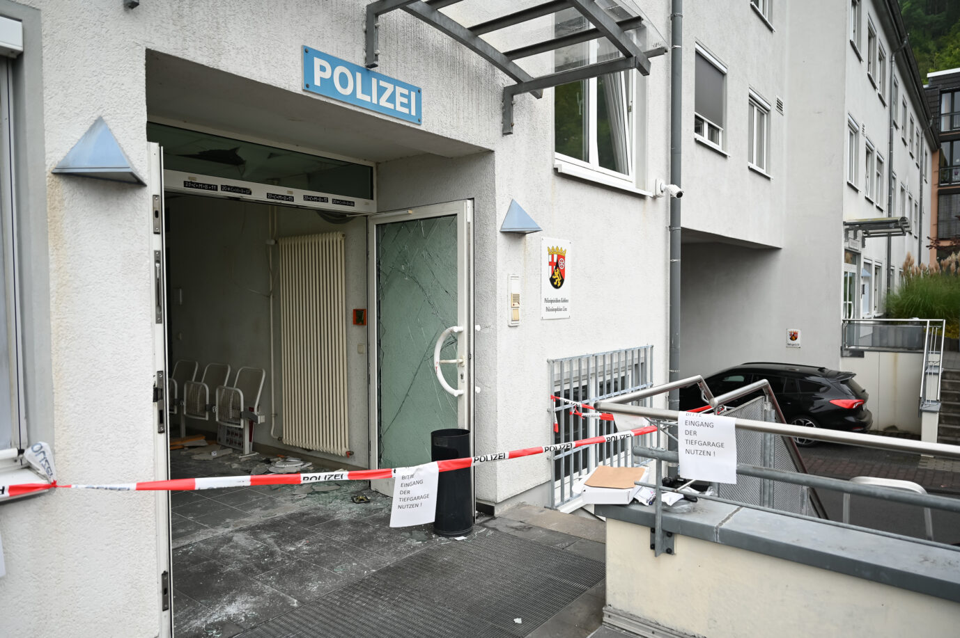 Abgesperrt ist der Bereich um den Eingang der Polizeiinspektion in Linz am Rhein nach einem Macheten-Angriff. Ein mit einer Machete und einem Messer bewaffneter 29-Jähriger hat am frühen Morgen auf einer Polizeiwache in Linz (Kreis Neuwied) damit gedroht, Polizistinnen und Polizisten zu töten. Nach Einschätzung der Ermittler war der Angriff islamistisch motiviert. Polizeiinspektion in Linz am Rhein nach dem Macheten-Angriff: Der Täter war islamistisch motiviert Foto: picture alliance/dpa/www.alexander-franz-fotografie.de | Alexander Franz