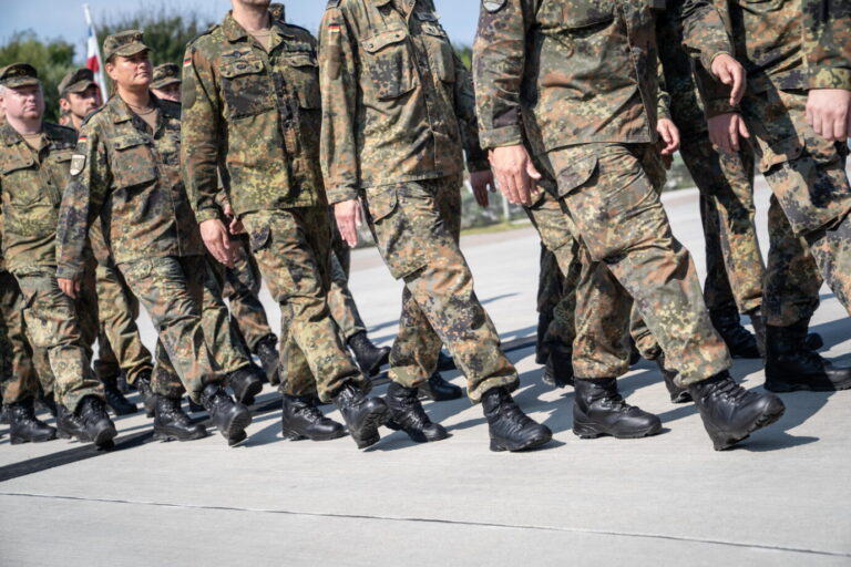 Bundeswehrsoldaten in grüner Tarnuniform marschieren über Asphalt (Symbolbild) – offenbar galt der Islamistische Anschlag ihnen