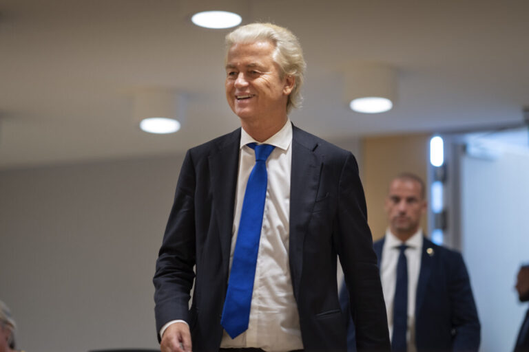 Der niederländische Politiker Geert Wilders (PVV) trägt einen Anzug mit blauer Krawatte und lächelt