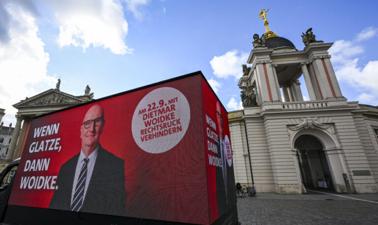 Im Endspurt zieht die SPD alle Register: Hier ein digitaler Plakatwagen vor dem Landtag in Potsdam.