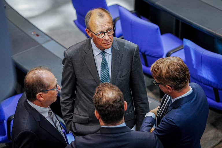 Alexander Dobrindt (l-r), CSU-Landesgruppenchef, Friedrich Merz (CDU), CDU-Bundesvorsitzender und Unionsfraktionsvorsitzender, Jens Spahn (CDU), und Carsten Linnemann, CDU-Generalsekretär, nehmen an der Feierstunde zum 75. Jahrestag der konstituierenden Sitzung des Bundestages teil. Die Migrationsgespräche ratiosngespräche mit der Ampel sind gescheitert.