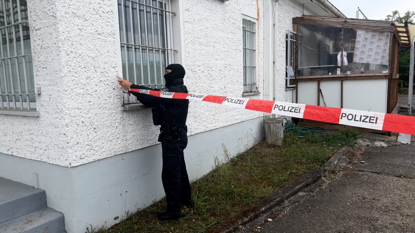 Ein Polizist bringt bei der Durchsuchung von Räumen des Islamischen Zentrums in Fürstenwalde Flatterband für eine Absperrung an. Brandenburgs Innenminister Stübgen (CDU) hat den Verein Islamisches Zentrum Fürstenwalde al-Salam verboten. Der Verein im Brandenburger Landkreis Oder-Spree richte sich gegen «den Gedanken der Völkerverständigung und die verfassungsmäßige Ordnung», hieß es in der Erklärung. Schlag gegen Islamisten.