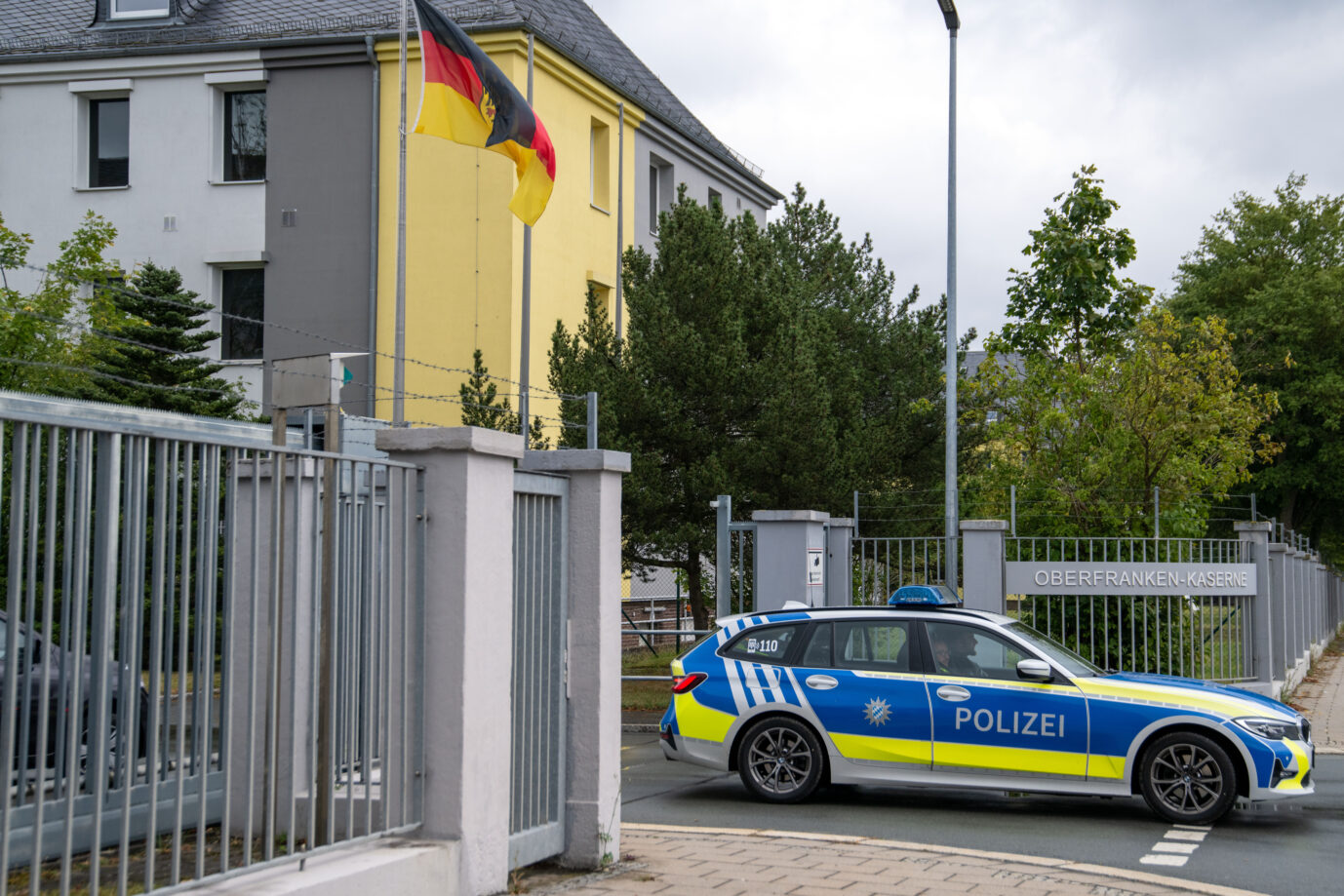 Ein Polizeiauto steht vor der Oberfrankenkaserne im bayerischen Hof. Die dort stationierten Bundeswehrsoldaten wollte der verdächtige Syrer offenbar in ihrer Mittagspause mit Macheten attackieren