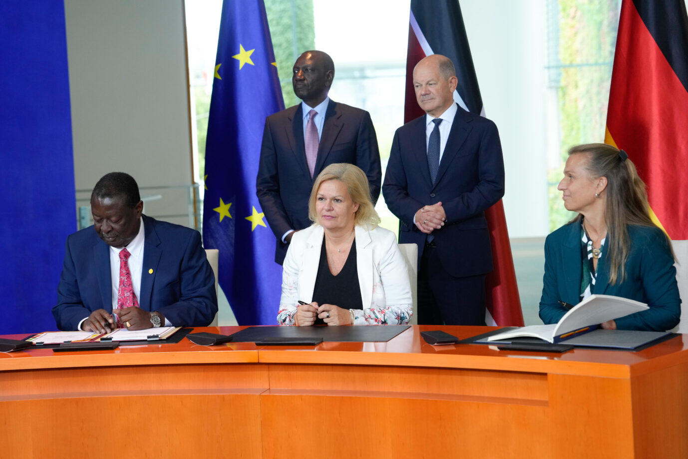 Dr. Musiala Mudavadi gemeinsam mit Bundesinnenministerin Nancy Faeser, Staatsministerin Katja Keul und im Hintergrund Praesident William Ruto und Bundeskanzler Olaf Scholz bei der der Unterzeichnung eines neuen Migrationsabkommen zwischen Deutschland und Kenia im Kanzleramt. Berlin, 13.09.2024