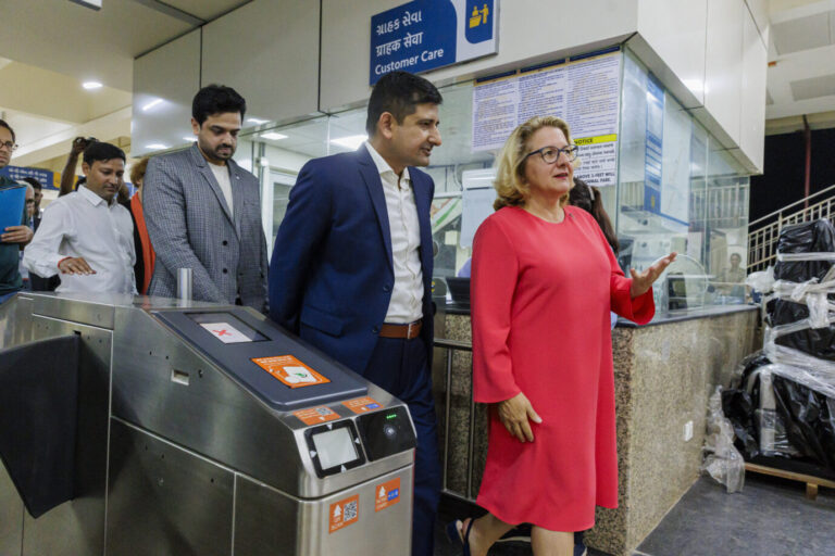 Svenja Schulze (SPD), Bundesministerin fuer wirtschaftliche Zusammenarbeit und Entwicklung, besucht eine Metrostation und den Technikraum mit Erlaeuterungen von Siemens India in Ahmedabad. Deutschland gibt viel Geld für Entwicklungsprojekte im Ausland aus. 15.09.2024.