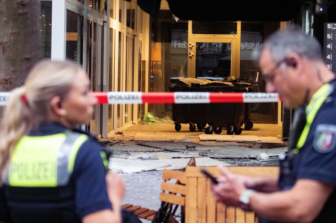 Die Polizei sperrt den Explosionsort in der Kölner Innenstadt ab.